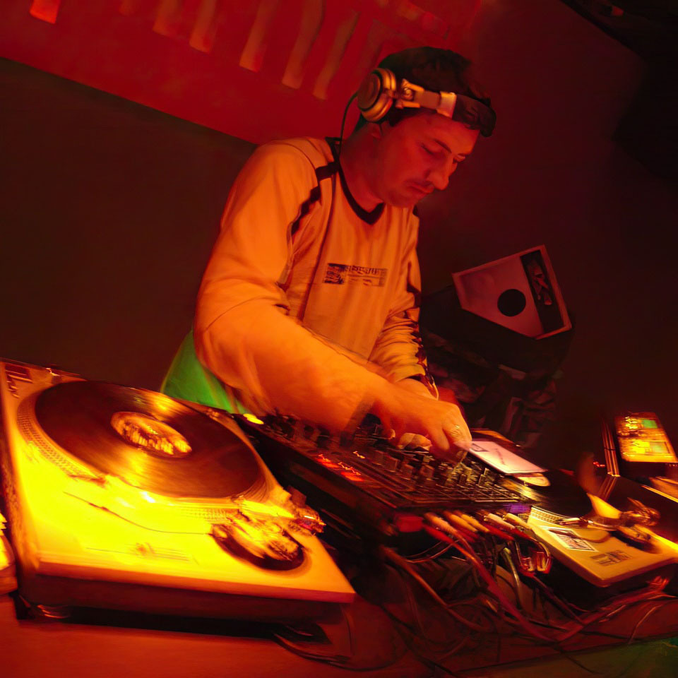 Sandro Peres DJ playing Vinil